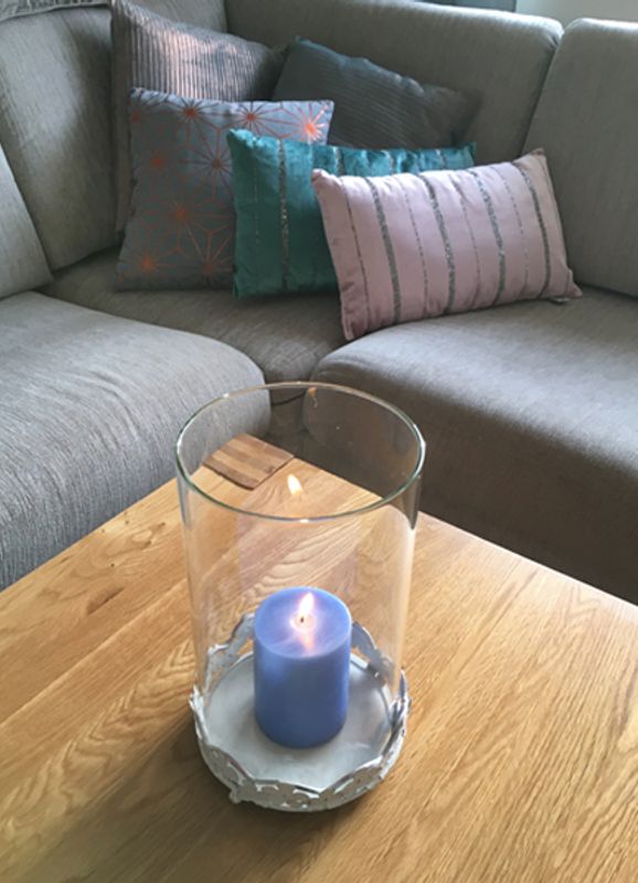 Lykt med glass og metallbunn. Høy.
