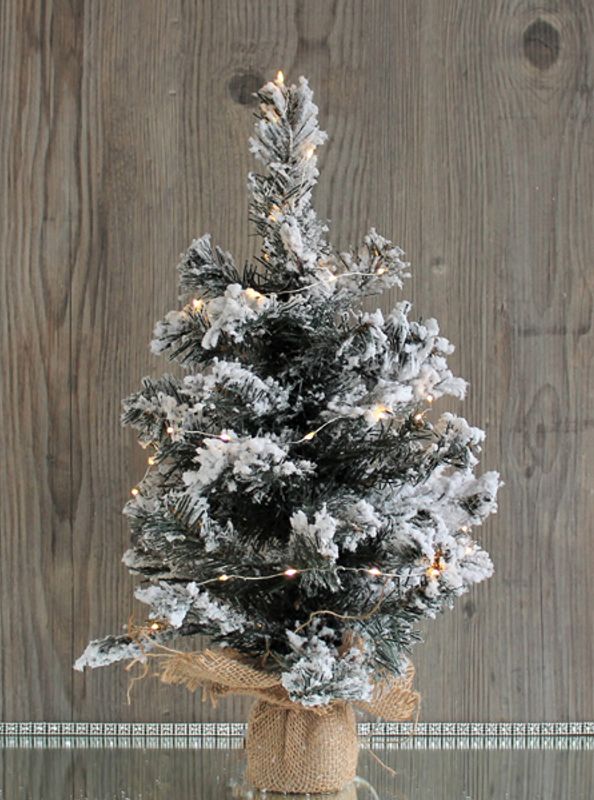 Juletre, snøpyntet, med striesekk.