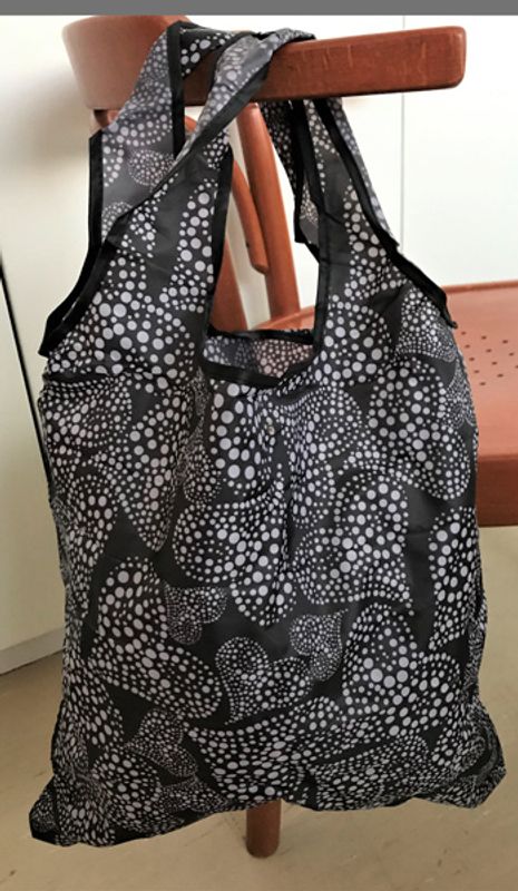 Handlenett i tøy etui, Sort med hvitt hjerte mønster.