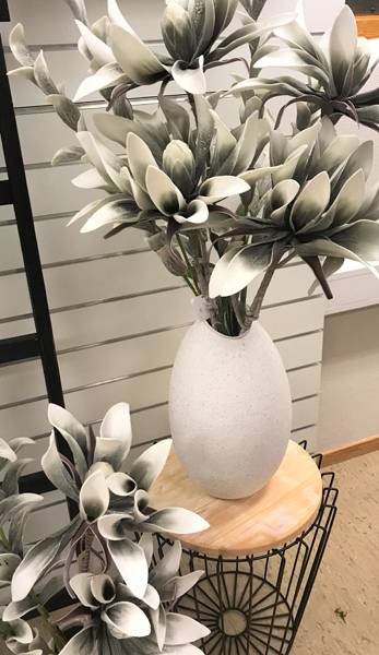 Dobbel dekorblomst i gråtoner, 80 cm fra Borg.