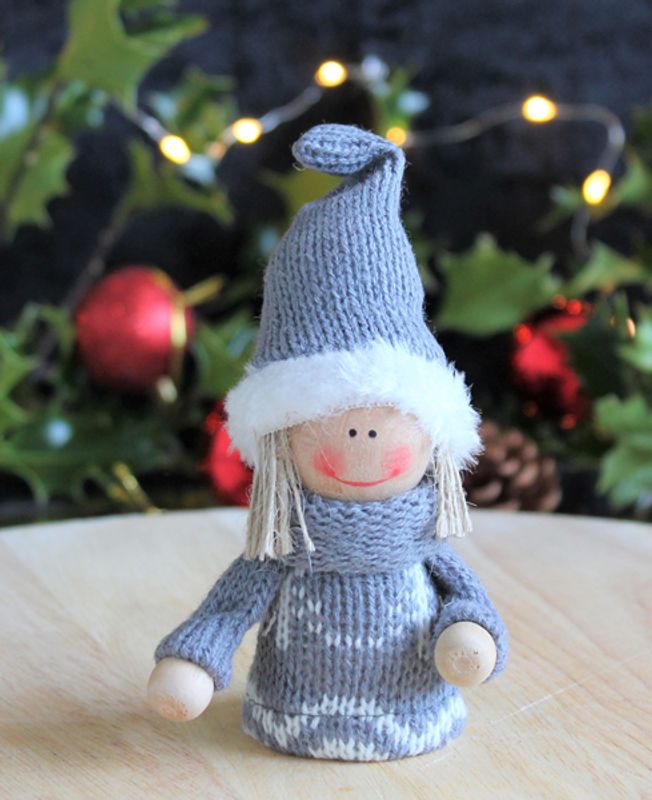 Julefigur, laget i tre, med grå klær.