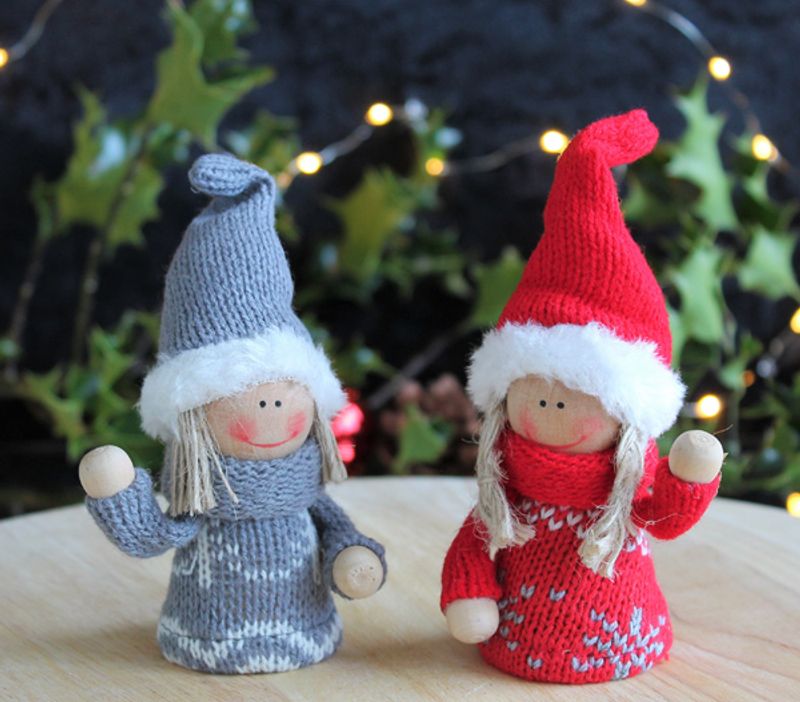 Julefigur, laget i tre, med grå klær.