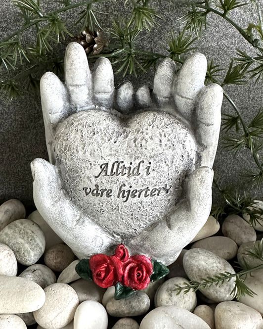 Hovedbilde Gravpynt hjerte, holdes av to ...