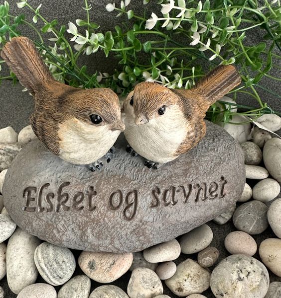Gravpynt. To brune fugler, p&aring; stein, med tekst.