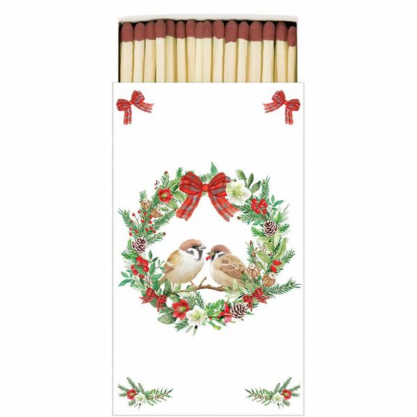 Fyrstikk eske med søte spurver i  Julepyntet krans.